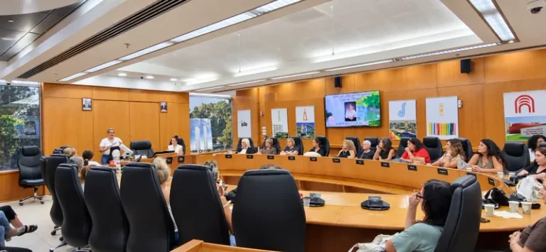 הדר יגר בהרצאה